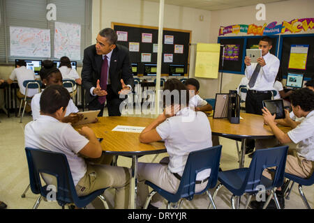 Adelphi, Maryland, USA. Le 04 février, 2014. Le président des États-Unis Barack Obama tours une classe de septième classe qui utilise la technologie pour améliorer l'apprentissage, avant de délivrer les remarques sur l'Initiative connecté à Buck Lodge Middle School à Adelphi, Maryland, USA, 04 février 2014. Le Président Obama est connecté à l'initiative de réunir toutes les écoles dans l'ère du numérique avec la technologie sans fil et à large bande. Crédit : JIM LOSCALZO/Piscine via CNP/dpa/Alamy Live News Banque D'Images