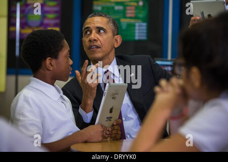 Adelphi, Maryland, USA. Le 04 février, 2014. Le président des États-Unis Barack Obama tours une classe de septième classe qui utilise la technologie pour améliorer l'apprentissage, avant de délivrer les remarques sur l'Initiative connecté à Buck Lodge Middle School à Adelphi, Maryland, USA, 04 février 2014. Le Président Obama est connecté à l'initiative de réunir toutes les écoles dans l'ère du numérique avec la technologie sans fil et à large bande. Crédit : JIM LOSCALZO/Piscine via CNP/dpa/Alamy Live News Banque D'Images