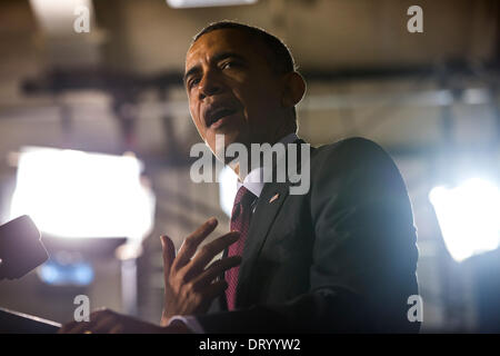 Adelphi, Maryland, USA. Le 04 février, 2014. Le président des États-Unis Barack Obama prononce une allocution sur l'Initiative au Buck Lodge Middle School à Adelphi, Maryland, USA, 04 février 2014. Le Président Obama est connecté à l'initiative de réunir toutes les écoles dans l'ère du numérique avec la technologie sans fil et à large bande. Crédit : JIM LOSCALZO / Piscine via CNP/dpa/Alamy Live News Banque D'Images