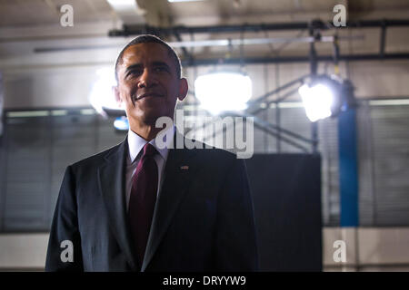 Adelphi, Maryland, USA. Le 04 février, 2014. Le président des États-Unis Barack Obama marche de la scène après avoir prononcé les remarques sur l'Initiative connecté à Buck Lodge Middle School à Adelphi, Maryland, USA, 04 février 2014. Le Président Obama est connecté à l'initiative de réunir toutes les écoles dans l'ère du numérique avec la technologie sans fil et à large bande. Crédit : JIM LOSCALZO / Piscine via CNP/dpa/Alamy Live News Banque D'Images