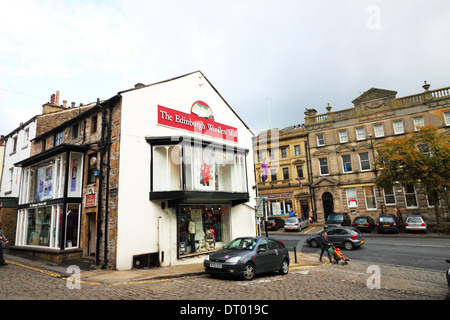 Une rue dans une ville du nord du pays avec un Edinburgh Woollen Mill shop. Banque D'Images