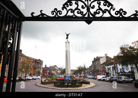 Une figure ailée au sommet d'une colonne de hauteur au milieu d'un rond-point, vu à travers une passerelle en fer forgé. Banque D'Images