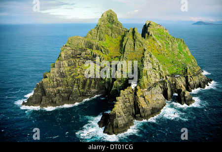 Skellig Michael, Kerry, Irlande. Établissement monastique celtique sur le côté droit du sommet. Nouveau phare centre. Ancien phare gauche Banque D'Images