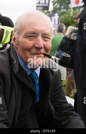 L'ancien ministre de la main-d'Cabinate Tony Benn s'allume sa pipe au Parlement Square Londres Banque D'Images