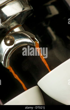 Machine à café expresso tasses dans la distribution. Banque D'Images