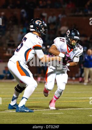 Los Angeles, CA, USA. Oct 11, 2013. 11 octobre 2013 Los Angeles, CA.Chaminade Eagles et Colorado Buffaloes commettre verbale d'utiliser de nouveau (21) Donovan Lee prend le transfert au cours d'un match de football entre les Aigles Chaminade et la Cathédrale Cathédrale à fantômes High School à Los Angeles, Californie. Chaminade a gagné le match 48-7. (Crédit obligatoire : Juan Lainez / MarinMedia / Cal Sport Media) © csm/Alamy Live News Banque D'Images