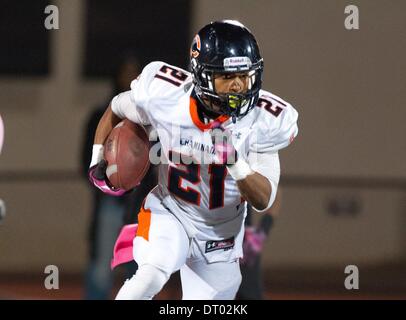 Los Angeles, CA, USA. Oct 11, 2013. 11 octobre 2013 Los Angeles, CA.Chaminade Eagles et Colorado Buffaloes commettre verbale d'utiliser de nouveau (21) Donovan Lee ressemble pour l'exécution de prix lors d'un match de football entre les Aigles Chaminade et la Cathédrale Cathédrale à fantômes High School à Los Angeles, Californie. Chaminade a gagné le match 48-7. (Crédit obligatoire : Juan Lainez / MarinMedia / Cal Sport Media) © csm/Alamy Live News Banque D'Images