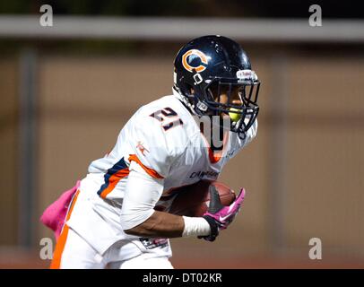 Los Angeles, CA, USA. Oct 11, 2013. 11 octobre 2013 Los Angeles, CA.Chaminade Eagles et Colorado Buffaloes commettre verbale d'utiliser de nouveau (21) Donovan Lee ressemble pour l'exécution de prix lors d'un match de football entre les Aigles Chaminade et la Cathédrale Cathédrale à fantômes High School à Los Angeles, Californie. Chaminade a gagné le match 48-7. (Crédit obligatoire : Juan Lainez / MarinMedia / Cal Sport Media) © csm/Alamy Live News Banque D'Images