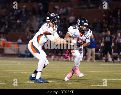 Los Angeles, CA, USA. Oct 11, 2013. 11 octobre 2013 Los Angeles, CA.Chaminade Eagles et Colorado Buffaloes commettre verbale d'utiliser de nouveau (21) Donovan Lee prend le transfert au cours d'un match de football entre les Aigles Chaminade et la Cathédrale Cathédrale à fantômes High School à Los Angeles, Californie. Chaminade a gagné le match 48-7. (Crédit obligatoire : Juan Lainez / MarinMedia / Cal Sport Media) © csm/Alamy Live News Banque D'Images