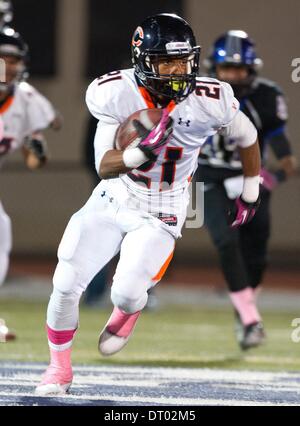 Los Angeles, CA, USA. Oct 11, 2013. 11 octobre 2013 Los Angeles, CA.Chaminade Eagles et Colorado Buffaloes commettre verbale d'utiliser de nouveau (21) Donovan Lee ressemble pour l'exécution de prix lors d'un match de football entre les Aigles Chaminade et la Cathédrale Cathédrale à fantômes High School à Los Angeles, Californie. Chaminade a gagné le match 48-7. (Crédit obligatoire : Juan Lainez / MarinMedia / Cal Sport Media) © csm/Alamy Live News Banque D'Images