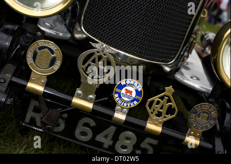 Close up de divers insignes sur une voiture d'époque sur l'affichage à une foire agricole à Surrey Banque D'Images