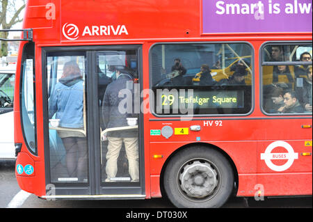 Turnpike Lane, Londres, Royaume-Uni. 5e février 2014. Les autobus remplis de passagers par Turnpike Lane, la ligne Piccadilly est fermé par le centre de Londres. Crédit : Matthieu Chattle/Alamy Live News Banque D'Images