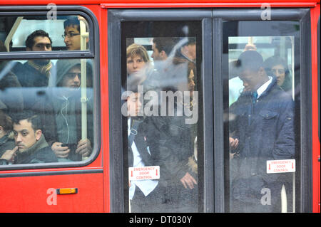 Turnpike Lane, Londres, Royaume-Uni. 5e février 2014. Les autobus remplis de passagers par Turnpike Lane, la ligne Piccadilly est fermé par le centre de Londres. Crédit : Matthieu Chattle/Alamy Live News Banque D'Images