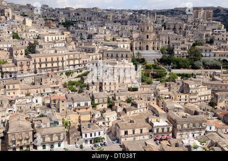 Vue colline de modica village et cathédrale de San Giorgio (style baroque), Sicile Banque D'Images