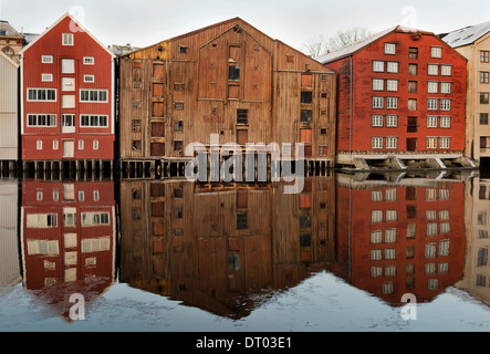 La zone de Bryggen sur la rivière Nidelva, ville de Trondheim, Norvège Banque D'Images