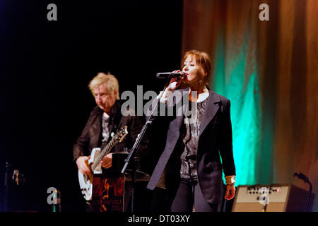 Birmingham, UK . 06Th Feb 2014. Le chanteur compositeur Suzanne Vega en concert, à l'Hôtel de ville de Birmingham, Royaume-Uni le 3 février 2014. Accompagné par le guitariste Jerry Leonard. Crédit : John Bentley/Alamy Live News Banque D'Images