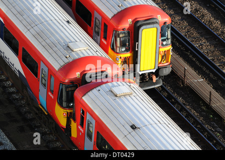 Gatwick Express train à l'heure de pointe du matin juste à l'extérieur de la gare Victoria. Banque D'Images