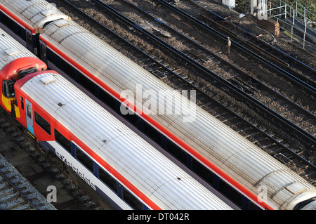 Gatwick Express train à l'heure de pointe du matin juste à l'extérieur de la gare Victoria. Banque D'Images