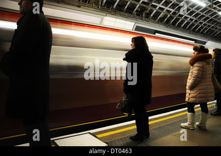 London Underground tube arrivant à la gare de Victoria Banque D'Images