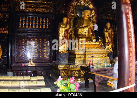 Bouddha en or et Disciples Sculpture dans un lieu de culte, la Grande Pagode de l'Oie Sauvage, Xian, Shaanxi, Chine Banque D'Images