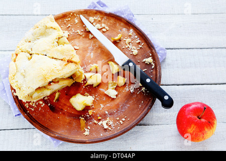 Tarte aux pommes rustique sur un plateau, deux tranches, foode Banque D'Images