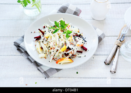 Salade appétissante avec Apple, de betteraves et de choux, de l'alimentation Banque D'Images