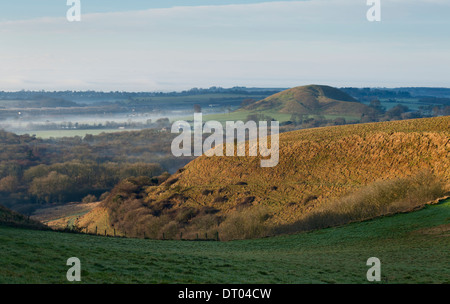 La vue de l'escarpement du North Downs avec un pavillon d'Hill sur la droite, avec Eurotunnel de Folkestone sur la gauche. Kent, UK. Banque D'Images