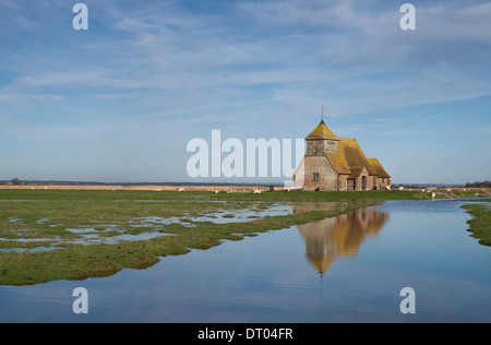 L'église de St Thomas Becket une à Fairfield, Kent, reflétée dans les champs inondés et marais. Banque D'Images