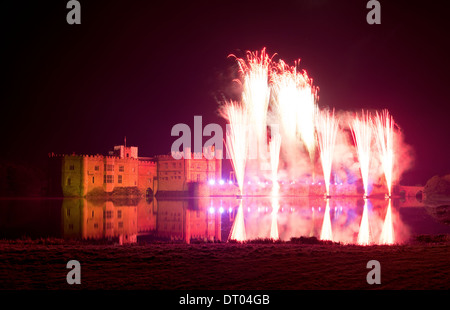 L'affichage spectaculaire d'artifice annuel Leeds Castle, dans le Kent. Banque D'Images