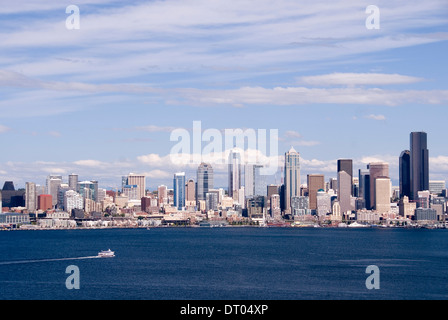 Centre-ville de Seattle vu de Alki, avec un bateau blanc traversant la baie Elliott de West Seattle, USA Banque D'Images