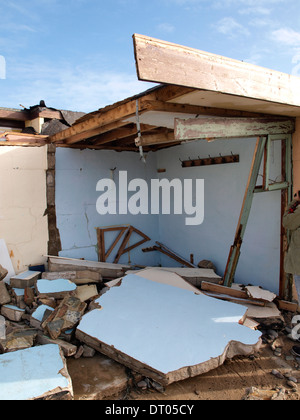 Beach Hut détruits par les tempêtes, plage de Crooklets, Bude, Cornwall, UK Banque D'Images