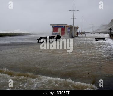 West Bay, Dorset, UK, 5 février 2014 : Après une nuit de pluies torrentielles et de vents de force 10, les vagues déferlent sur la défense de la mer à marée haute l'inondation l'Esplanade à West Bay Crédit : Tom Jura/Alamy Live News Banque D'Images