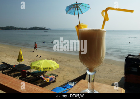 Un verre de pina colada sur la plage de Palolem à Goa, Inde du Sud Photo : pixstory / Alamy Banque D'Images