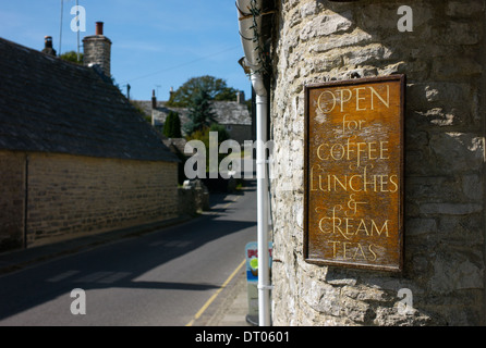 Signer pour la crème du thé et repas à Worth Matravers, Purbeck, Dorset. Banque D'Images