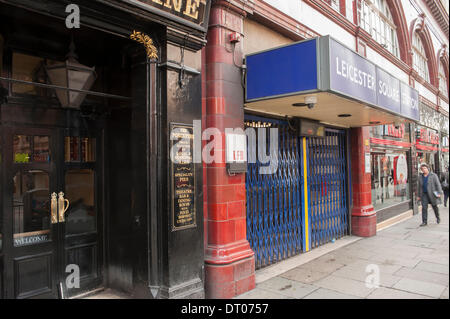 Londres, Royaume-Uni. 5e Mar, 2014. Leicester Square station est fermé pendant la grève sur le réseau du tube. Métro ligne Northern trains circulent pendant la grève mais ne s'arrêtant pas à de nombreuses stations Crédit : Malcolm Park editorial/Alamy Live News Banque D'Images