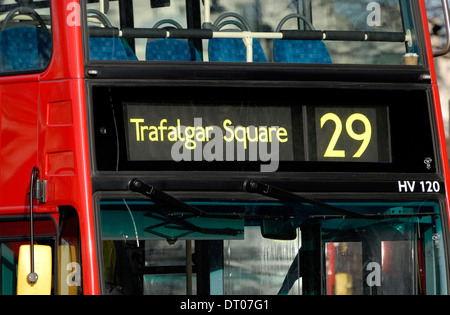 Londres, Angleterre, Royaume-Uni. 29 Bus à Trafalgar Square Banque D'Images