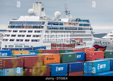 Les contenants d'expédition avec bateau de croisière amarré au port de Reykjavik, Islande Banque D'Images