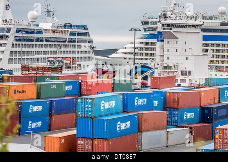 Les contenants d'expédition avec bateau de croisière amarré au port de Reykjavik, Islande Banque D'Images