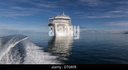 Grand bateau de croisière au port de Reykjavik, Reykjavik, Islande Banque D'Images