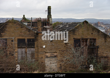 Bradford, West Yorkshire, l'école abandonnée à wapping avec le centre-ville en arrière-plan Banque D'Images