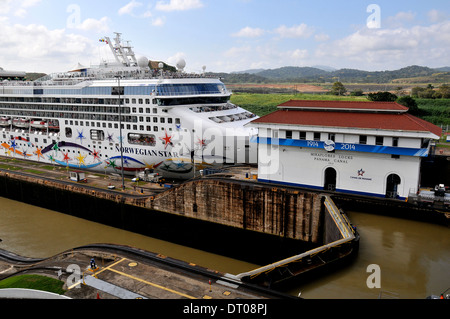 Norvegian Star bateau de croisière canal de Panama à Miraflores locks Banque D'Images