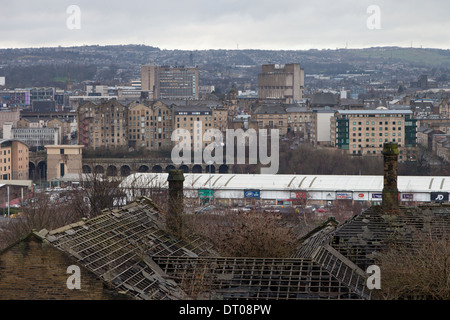 Bradford, West Yorkshire vue vers la ville sur le toit d'une ancienne école à Wapping Banque D'Images