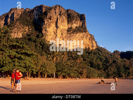 La plage Ao Nang Krabi Province Thaïlande Asie du sud-est Banque D'Images