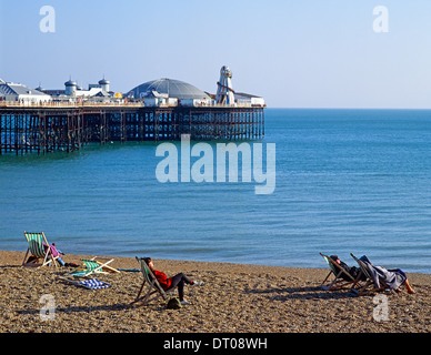 Les gens en train de bronzer sur la plage de Brighton Sussex UK Banque D'Images