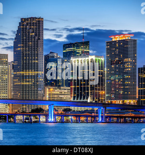 Ville de Miami en Floride, éclairé et les bâtiments résidentiels et d'affaires pont sur Biscayne Bay Banque D'Images