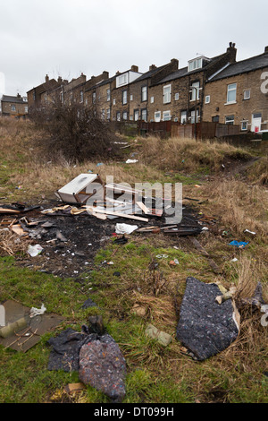 Bradford, West Yorkshire, détritus ellipse avec terrasse maisons en arrière-plan à Wapping. Banque D'Images