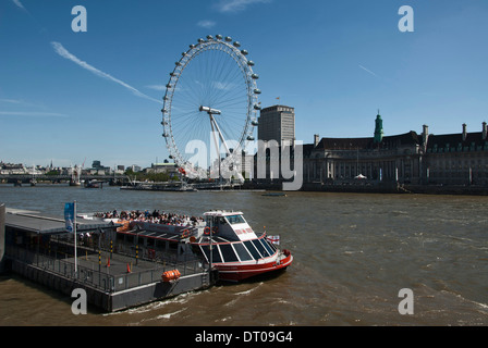 Vue sur la Tamise au London Eye avec river cruiser et les passagers en premier plan Banque D'Images