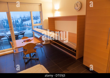 Canapé-lit et une table dans l''hôtel à Akureyri, Islande Banque D'Images
