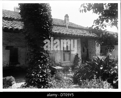 Une photographie du cloître et du jardin de la Mission San Juan Bautista, prise vers 1903, montrant l'environnement serein de cette mission californienne. Banque D'Images