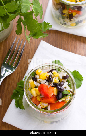 Salade Mixte servi dans les verres Banque D'Images